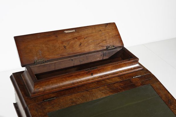 MANIFATTURA DEL XIX-XX SECOLO : Scrittoio in legno e radica con piano in pelle, alzata e cassetti sui lati  - Asta Asta 379 | ARTE ANTICA E DEL XIX SECOLO - Dipinti antichi e antiquariato  Online - Associazione Nazionale - Case d'Asta italiane