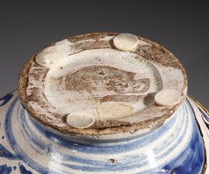 MANIFATTURA SICILIANA DEL XVIII SECOLO : Vaso globulare in maiolica policroma con decoro a girali e paesaggio stilizzato entro riserva circolare  - Asta Asta 379 | ARTE ANTICA E DEL XIX SECOLO - Dipinti antichi e antiquariato  Online - Associazione Nazionale - Case d'Asta italiane