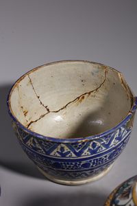 MANIFATTURA DEL XIX-XX SECOLO : Gruppo di sette contenitori in maiolica policroma a decori geometrici  - Asta Asta 379 | ARTE ANTICA E DEL XIX SECOLO - Dipinti antichi e antiquariato  Online - Associazione Nazionale - Case d'Asta italiane