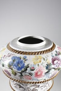 MANIFATTURA BARETTONI, NOVE, INIZI DEL XX SECOLO : Attribuito a. Grande vaso in ceramica dipinta con decorazioni di fiori e frutti e paesaggio naturale con volatili nella parte centrale, sormontato da figura di putto che mangia l'uva  - Asta Asta 379 | ARTE ANTICA E DEL XIX SECOLO - Dipinti antichi e antiquariato  Online - Associazione Nazionale - Case d'Asta italiane