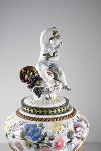 MANIFATTURA BARETTONI, NOVE, INIZI DEL XX SECOLO : Attribuito a. Grande vaso in ceramica dipinta con decorazioni di fiori e frutti e paesaggio naturale con volatili nella parte centrale, sormontato da figura di putto che mangia l'uva  - Asta Asta 379 | ARTE ANTICA E DEL XIX SECOLO - Dipinti antichi e antiquariato  Online - Associazione Nazionale - Case d'Asta italiane