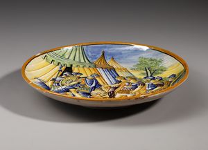 MANIFATTURA PESARESE DEL XX SECOLO : Alzata in maiolica policroma raffigurante le ricchezze dell'accampamento di Dario di Persia presentate ad Alessandro  - Asta Asta 379 | ARTE ANTICA E DEL XIX SECOLO - Dipinti antichi e antiquariato  Online - Associazione Nazionale - Case d'Asta italiane