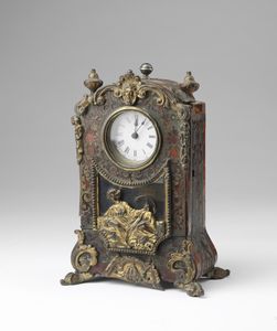 MANIFATTURA FRANCESE DEL XIX SECOLO : Orologio da tavolo boulle in legno intarsiato e dorato, decorato a motivi vegetali, cassa di forma architettonica sormontata da una testa di putto, parte inferiore decorata con una figura allegorica  - Asta Asta 379 | ARTE ANTICA E DEL XIX SECOLO - Dipinti antichi e antiquariato  Online - Associazione Nazionale - Case d'Asta italiane