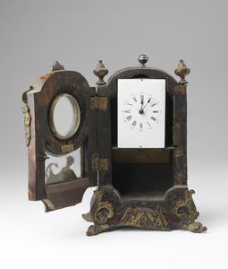 MANIFATTURA FRANCESE DEL XIX SECOLO : Orologio da tavolo boulle in legno intarsiato e dorato, decorato a motivi vegetali, cassa di forma architettonica sormontata da una testa di putto, parte inferiore decorata con una figura allegorica  - Asta Asta 379 | ARTE ANTICA E DEL XIX SECOLO - Dipinti antichi e antiquariato  Online - Associazione Nazionale - Case d'Asta italiane