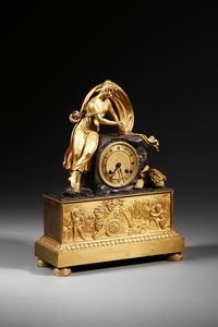 MANIFATTURA FRANCESE DEL XIX SECOLO : Pendola da tavolo in bronzo dorato con figura allegorica della Primavera sulla sommit e base incisa a bassorilievo sul fronte con una coppia di putti che miete il grano  - Asta Asta 379 | ARTE ANTICA E DEL XIX SECOLO - Dipinti antichi e antiquariato  Online - Associazione Nazionale - Case d'Asta italiane