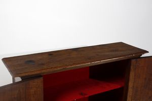 MANIFATTURA TOSCANA DEL XVII SECOLO : Credenza in legno di noce a due ante, fronte e fianchi pannellati e riquadrati, piedi a mensola  - Asta Asta 379 | ARTE ANTICA E DEL XIX SECOLO - Dipinti antichi e antiquariato  Online - Associazione Nazionale - Case d'Asta italiane