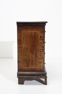 MANIFATTURA DELL'ITALIA SETTENTRIONALE, SECOLO XVIII : Comodino in legno di noce e profili ebanizzati, a quattro cassetti, poggiante su piedi a mensola  - Asta Asta 379 | ARTE ANTICA E DEL XIX SECOLO - Dipinti antichi e antiquariato  Online - Associazione Nazionale - Case d'Asta italiane