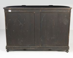 MANIFATTURA INGLESE DELLA FINE DEL XIX SECOLO : Credenza in legno ebanizzato e radica di noce intarsiato e lastronato a 3 ante, quella centrale intarsiata a motivi vegetali e incorniciata da due colonne, ante laterali curve in vetro  - Asta Asta 379 | ARTE ANTICA E DEL XIX SECOLO - Dipinti antichi e antiquariato  Online - Associazione Nazionale - Case d'Asta italiane