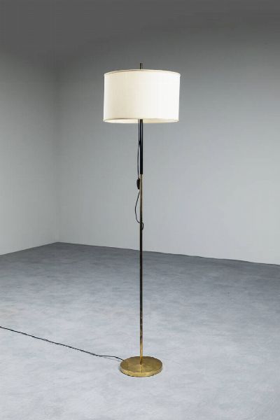 GIUSEPPE OSTUNI : Lampada da terra in ottone e metallo verniciato. Prod. Oluce anni '50 h cm 165  - Asta Design e illuminazione - Associazione Nazionale - Case d'Asta italiane