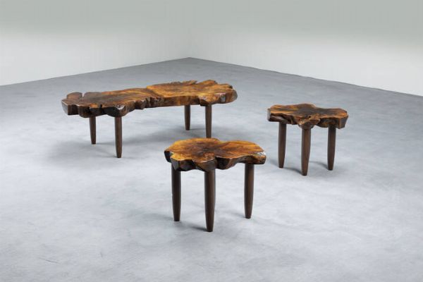 GEORGE NAKASHIMA  nello stile di : Set composto da tre tavolini scultorei in legno di forte spessore.  Anni '70  due cm 45x40x50  uno cm 45x136x65  - Asta Design e illuminazione - Associazione Nazionale - Case d'Asta italiane