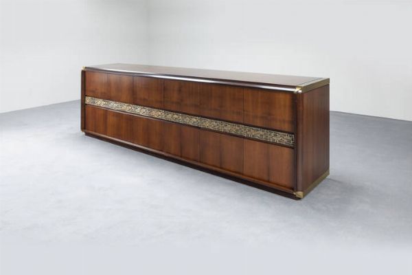 FRIGERIO - DESIO : Credenza in legno a sei ante  fronte con inserto in ottone brunito. Anni '70 cm 90x272x56  - Asta Design e illuminazione - Associazione Nazionale - Case d'Asta italiane