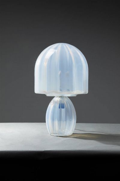 CARLO NASON : Lampada da tavolo in vetro di Murano iridescente di forte spessore. Prod. Mazzega anni '60  cm 55x35  - Asta Design e illuminazione - Associazione Nazionale - Case d'Asta italiane