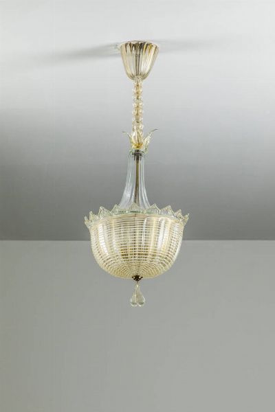 BAROVIER & TOSO : Lampadario in vetro di Murano con inclusione di foglia d'oro. Anni '50 cm 75x33  - Asta Design e illuminazione - Associazione Nazionale - Case d'Asta italiane