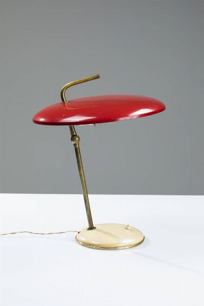 NICOLAJ DIULGHEROFF Kyustendil (Bulgaria) 1901 - 1982 Torino : Lampada da tavolo con impugnatura per il trasporto in ottone e alluminio. Anni '30 h cm 42  - Asta Design e illuminazione - Associazione Nazionale - Case d'Asta italiane