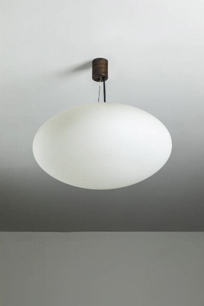 STILNOVO : Lampada a sospensione in ottone e vetro opalino. Anni '50 dian cm 45  - Asta Design e illuminazione - Associazione Nazionale - Case d'Asta italiane