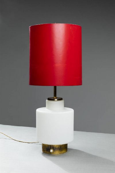 STILNOVO : Lampada da tavolo in metallo verniciato e ottone  paralume in carta. Anni '50 h cm 75  - Asta Design e illuminazione - Associazione Nazionale - Case d'Asta italiane