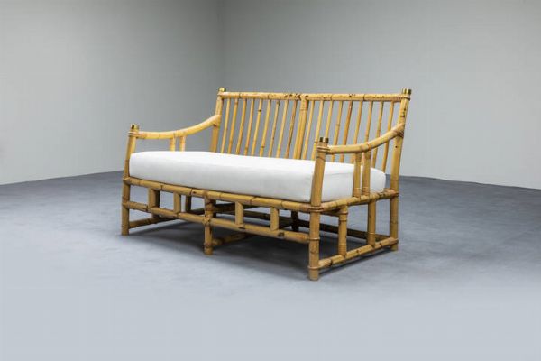 VIVAI DEL SUD : Divano con struttura in bamboo  particolari in ottone  cuscino imbottito rivestito in tessuto. Anni '70 cm 80x134x80  - Asta Design e illuminazione - Associazione Nazionale - Case d'Asta italiane