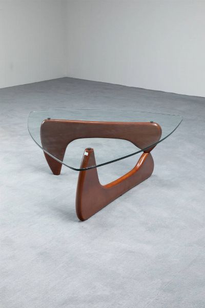 NOGUCHI ISAMU  nello stile di : Tavolo con struttura in legno e piano in cristallo molato. Anni '70 cm 95x40x127  - Asta Design e illuminazione - Associazione Nazionale - Case d'Asta italiane