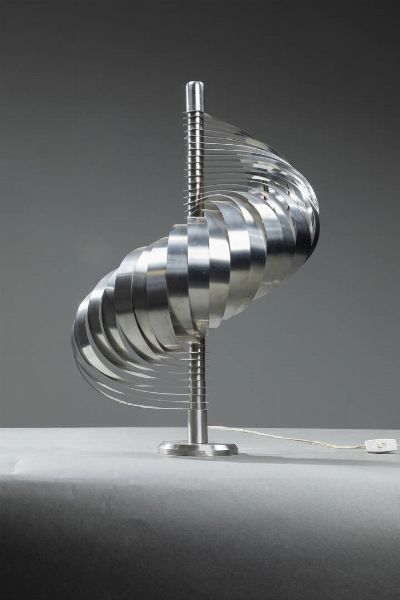 HENRI MATHIEU : Lampada da tavolo in alluminio spazzolato. Anni '70 h cm 59  - Asta Design e illuminazione - Associazione Nazionale - Case d'Asta italiane