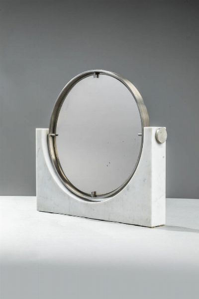 LODOVICO ACERBIS : Specchio da tavolo con cornice in metallo satinato  base in marmo bianco. Anni '70 cm 45x41  - Asta Design e illuminazione - Associazione Nazionale - Case d'Asta italiane