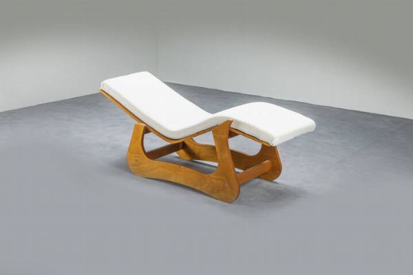 PRODUZIONE ITALIANA : Chaiselongue in legno di multistrato curvato  cusino imbottito rivestito in tessuto. Anni '70  cm 68x170x55  - Asta Design e illuminazione - Associazione Nazionale - Case d'Asta italiane