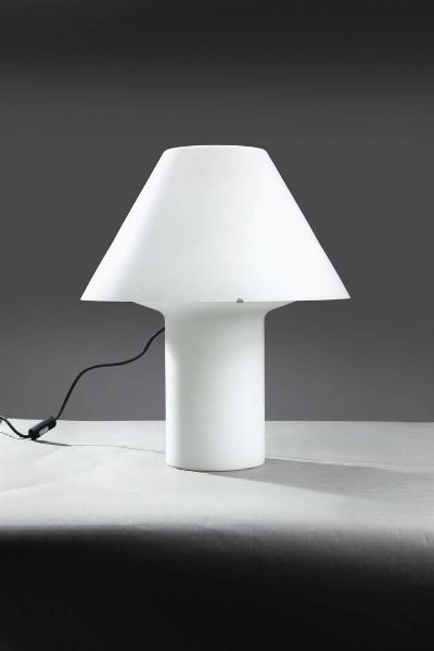 PRODUZIONE ITALIANA : Lampada da tavolo in vetro lattimo. Anni '70 h cm 58  - Asta Design e illuminazione - Associazione Nazionale - Case d'Asta italiane