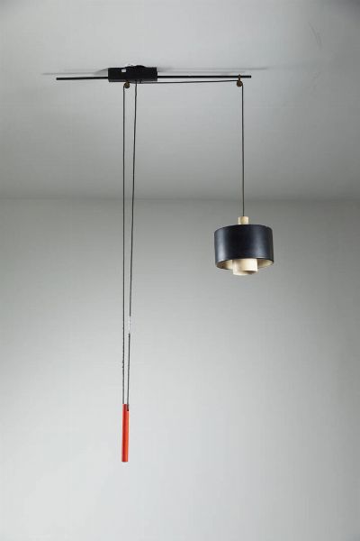 SCOLARI GAETANO : Lampadario saliscendi in metallo verniciato e ottone. Anni '50 Bibl.: T. Brauniger  Stilnovo  apparecchi per l'illuminazione  Luminaires-moderniste 2016  pag. 105  - Asta Design e illuminazione - Associazione Nazionale - Case d'Asta italiane