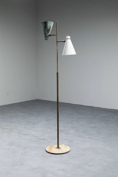 GIUSEPPE OSTUNI : Lampada da terra in ottone  diffusori in metallo verniciato  base in marmo. Prod. Oluce anni '50 h cm 136 Reastauro alla base  - Asta Design e illuminazione - Associazione Nazionale - Case d'Asta italiane