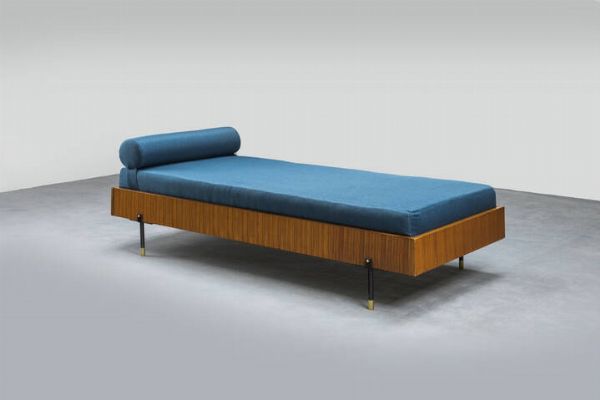 MARIO GOTTARDI  nello stile di : Daybed con struttura in legno piedi in metallo e ottone cuscino imbottito e rivestito in tessuto.   Anni '50  cm 200x88  - Asta Design e illuminazione - Associazione Nazionale - Case d'Asta italiane