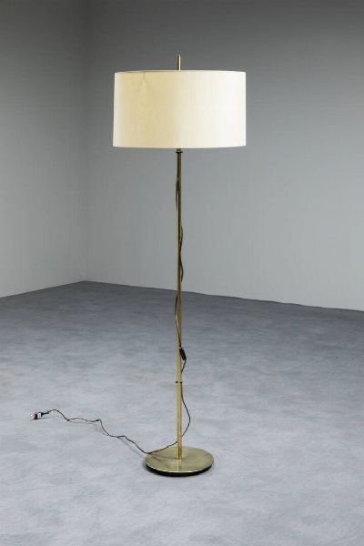 GIUSEPPE OSTUNI : Lampada da terra con struttura in ottone. Prod. Oluce anni '50 h cm 156  - Asta Design e illuminazione - Associazione Nazionale - Case d'Asta italiane