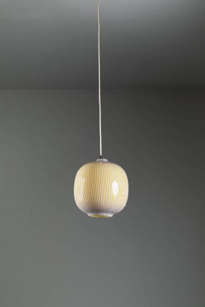 MASSIMO VIGNELLI : Lampada a sospensione in vetro soffiato incamiciato. Prod. Venini  1955 cm 33x30  - Asta Design e illuminazione - Associazione Nazionale - Case d'Asta italiane