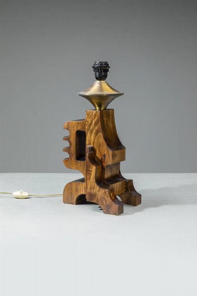 PRODUZIONE ITALIANA : Curiosa lampada da tavolo con fusto in legno. Anni '70 cm 44x23  - Asta Design e illuminazione - Associazione Nazionale - Case d'Asta italiane