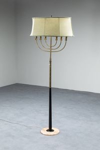 PRODUZIONE ITALIANA - Lampada da terra in ottone  base in marmo rosa. Anni '50 h cm 175