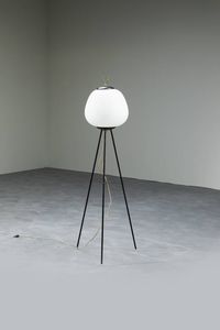 PRODUZIONE ITALIANA - Lampada da terra in metallo verniciato  diffusore in vetro. Anni '50 cm 125x30