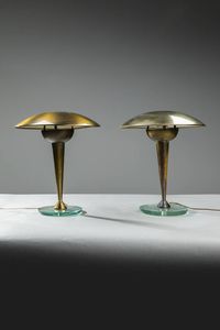 PRODUZIONE ITALIANA - Due lampade da tavolo in ottone  base in vetro colorato di forte spessore. Anni '50 h cm 41