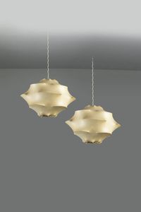 PRODUZIONE ITALIANA - Coppia di lampadari con struttura in metallo rivestita in tessuto cocoon. Anni '60 diam cm 62