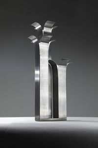 PRODUZIONE ITALIANA - Lampada da tavolo in metallo cromato e verniciato. Anni '70 h cm 71