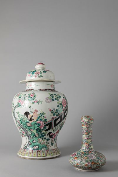 Potiche con coperchio in porcellana famiglia e un vaso con decoro millefiori. Cina, XIX/XX secolo  - Asta Arte orientale / 东方艺术 - Associazione Nazionale - Case d'Asta italiane