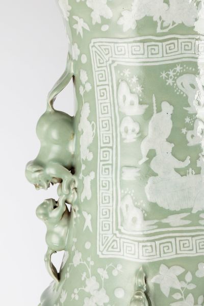 Coppia di grandi vasi a fondo celadon. Cina, seconda met secolo XIX  - Asta Arte orientale / 东方艺术 - Associazione Nazionale - Case d'Asta italiane