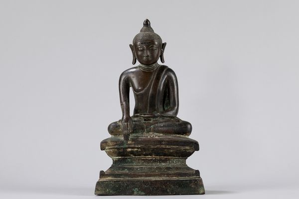 Scultura in bronzo raffigurante Buddha assiso. Sud Est Asia, secolo XIX  - Asta Arte orientale / 东方艺术 - Associazione Nazionale - Case d'Asta italiane