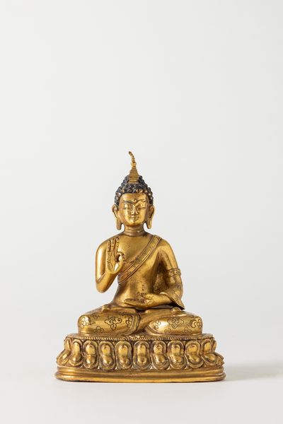 Scultura in bronzo dorato raffigurante Buddha della protezione. Tibet, secolo XVIII  - Asta Arte orientale / 东方艺术 - Associazione Nazionale - Case d'Asta italiane