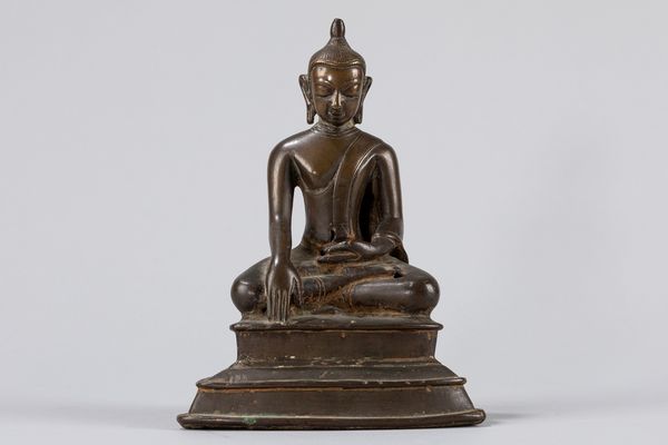 Scultura in bronzo raffigurante Buddha assiso. Sud est Asia, secolo XIX  - Asta Arte orientale / 东方艺术 - Associazione Nazionale - Case d'Asta italiane