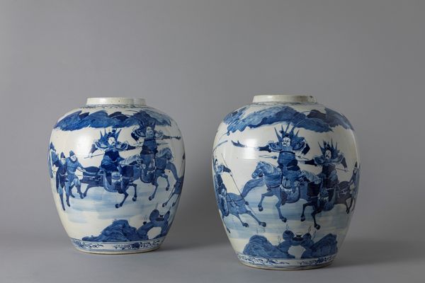 Coppia di vasi in porcellana bianca e blu. Cina, secolo XIX  - Asta Arte orientale / 东方艺术 - Associazione Nazionale - Case d'Asta italiane