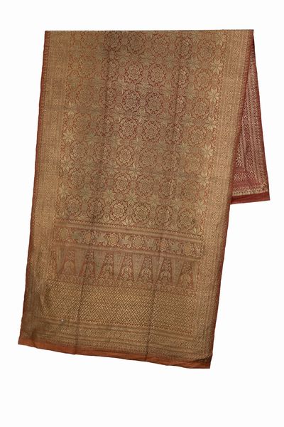 Sarong Songket in seta rossa tramata con fili d'oro. Sumatra, Indonesia, inizi secolo XX  - Asta Arte orientale / 东方艺术 - Associazione Nazionale - Case d'Asta italiane