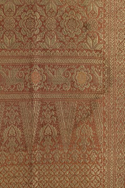 Sarong Songket in seta rossa tramata con fili d'oro. Sumatra, Indonesia, inizi secolo XX  - Asta Arte orientale / 东方艺术 - Associazione Nazionale - Case d'Asta italiane