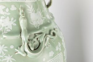 Coppia di grandi vasi a fondo celadon. Cina, seconda met secolo XIX  - Asta Arte orientale / 东方艺术 - Associazione Nazionale - Case d'Asta italiane