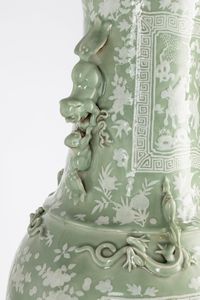 Coppia di grandi vasi a fondo celadon. Cina, seconda met secolo XIX  - Asta Arte orientale / 东方艺术 - Associazione Nazionale - Case d'Asta italiane