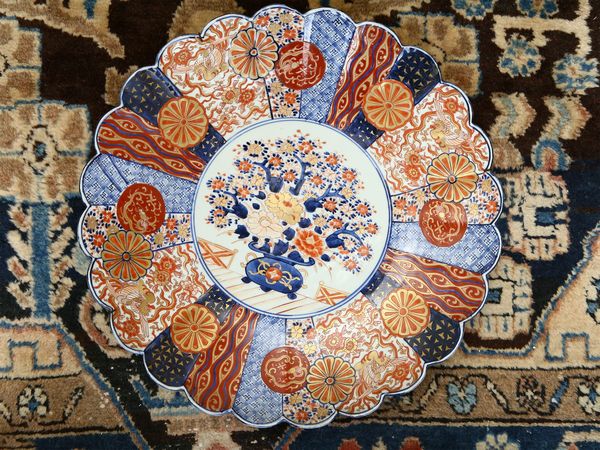 Grande piatto da parata in porcellana Imari  - Asta L'arte di arredare - Associazione Nazionale - Case d'Asta italiane