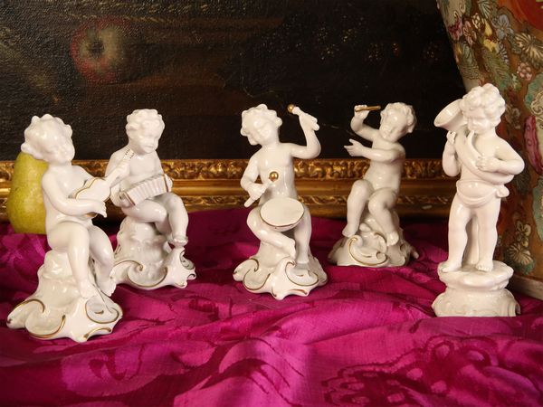 Serie di cinque puttini musicanti in ceramica  - Asta L'arte di arredare - Associazione Nazionale - Case d'Asta italiane