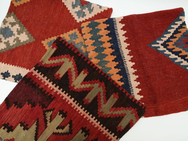 Quattro copricuscini in tessuto Kilim  - Asta L'arte di arredare - Associazione Nazionale - Case d'Asta italiane